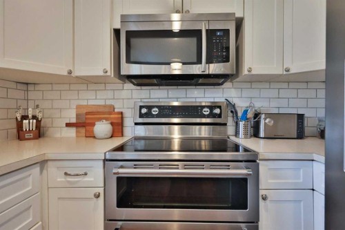 47 S 200 W, Raymond, AB - Indoor Photo Showing Kitchen