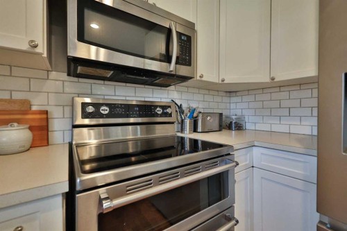 47 S 200 W, Raymond, AB - Indoor Photo Showing Kitchen