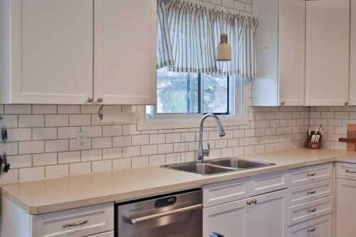 47 S 200 W, Raymond, AB - Indoor Photo Showing Kitchen With Double Sink