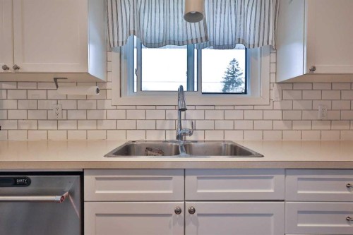 47 S 200 W, Raymond, AB - Indoor Photo Showing Kitchen With Double Sink
