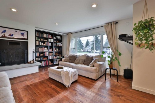 47 S 200 W, Raymond, AB - Indoor Photo Showing Living Room With Fireplace