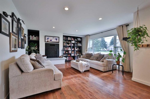 47 S 200 W, Raymond, AB - Indoor Photo Showing Living Room