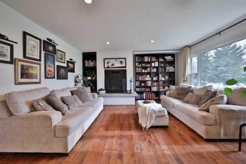 47 S 200 W, Raymond, AB - Indoor Photo Showing Living Room