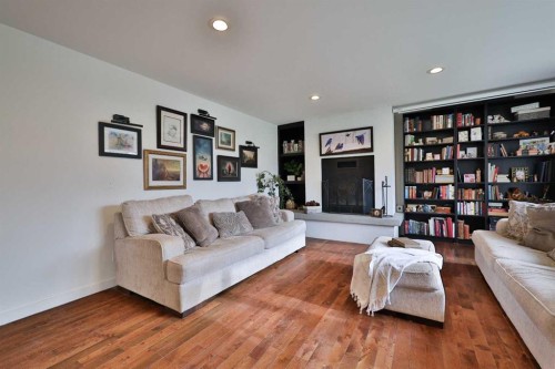 47 S 200 W, Raymond, AB - Indoor Photo Showing Living Room