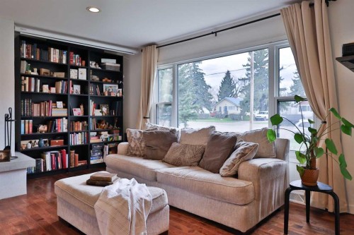 47 S 200 W, Raymond, AB - Indoor Photo Showing Living Room