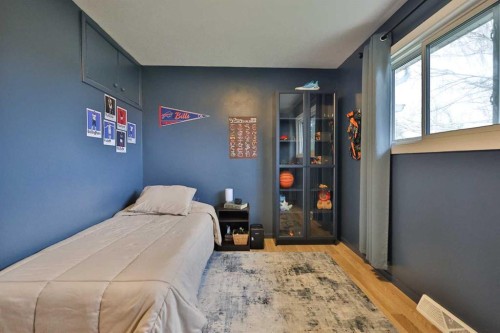 47 S 200 W, Raymond, AB - Indoor Photo Showing Bedroom