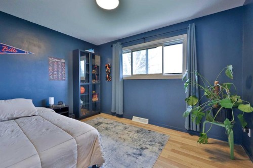 47 S 200 W, Raymond, AB - Indoor Photo Showing Bedroom