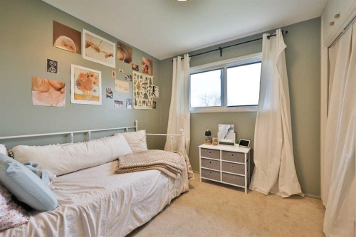 47 S 200 W, Raymond, AB - Indoor Photo Showing Bedroom