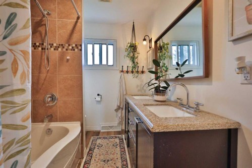 47 S 200 W, Raymond, AB - Indoor Photo Showing Bathroom