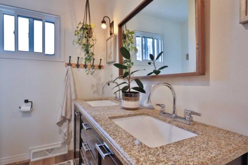 47 S 200 W, Raymond, AB - Indoor Photo Showing Bathroom