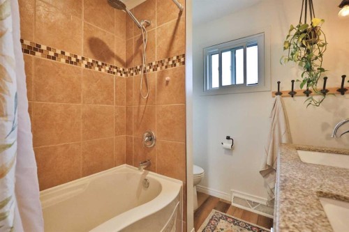 47 S 200 W, Raymond, AB - Indoor Photo Showing Bathroom