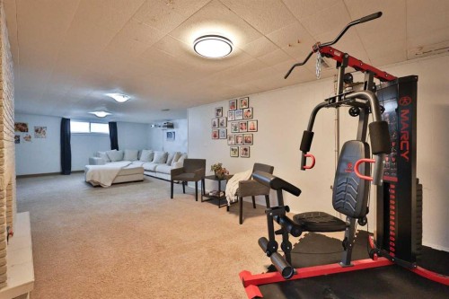 47 S 200 W, Raymond, AB - Indoor Photo Showing Gym Room