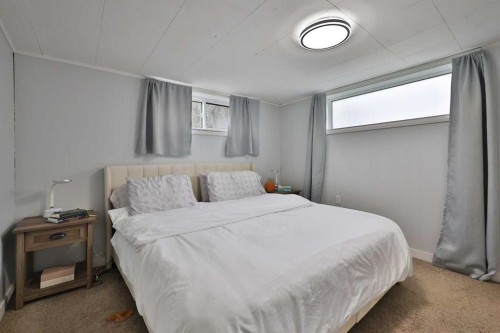 47 S 200 W, Raymond, AB - Indoor Photo Showing Bedroom