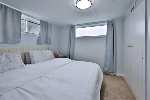 47 S 200 W, Raymond, AB - Indoor Photo Showing Bedroom
