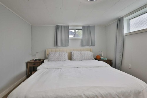 47 S 200 W, Raymond, AB - Indoor Photo Showing Bedroom