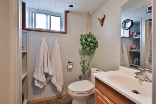 47 S 200 W, Raymond, AB - Indoor Photo Showing Bathroom