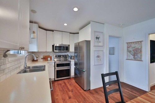 47 S 200 W, Raymond, AB - Indoor Photo Showing Kitchen With Double Sink