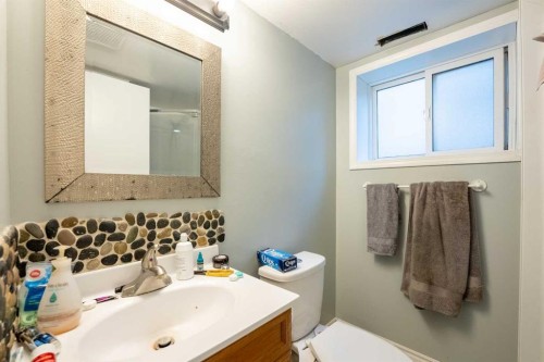 734 4 Street South, Lethbridge, AB - Indoor Photo Showing Bathroom