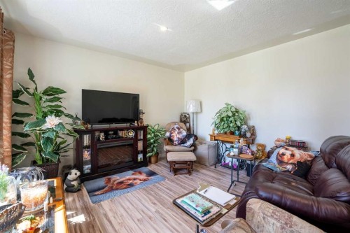 734 4 Street South, Lethbridge, AB - Indoor Photo Showing Living Room