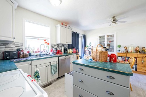 734 4 Street South, Lethbridge, AB - Indoor Photo Showing Kitchen