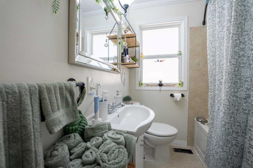 734 4 Street South, Lethbridge, AB - Indoor Photo Showing Bathroom