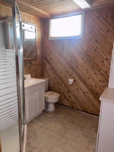 409 Centre Avenue Ne, Milk River, AB - Indoor Photo Showing Bathroom
