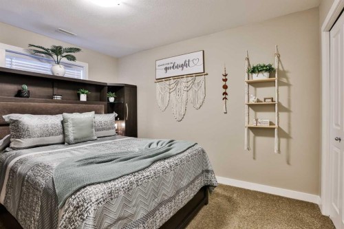 2-37 Cougar Cove North, Lethbridge, AB - Indoor Photo Showing Bedroom