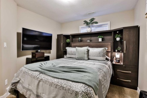 2-37 Cougar Cove North, Lethbridge, AB - Indoor Photo Showing Bedroom