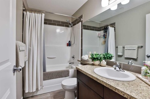 2-37 Cougar Cove North, Lethbridge, AB - Indoor Photo Showing Bathroom