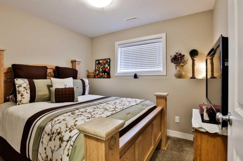 2-37 Cougar Cove North, Lethbridge, AB - Indoor Photo Showing Bedroom
