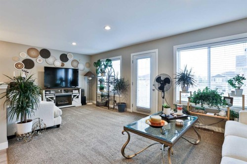 2-37 Cougar Cove North, Lethbridge, AB - Indoor Photo Showing Living Room