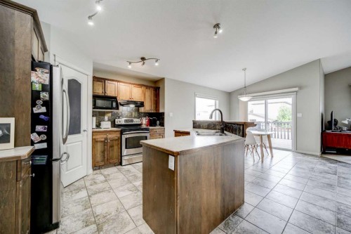 29 Coalbanks Link West, Lethbridge, AB - Indoor Photo Showing Kitchen