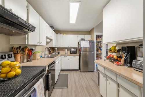 20 Columbia Bay West, Lethbridge, AB - Indoor Photo Showing Kitchen With Double Sink
