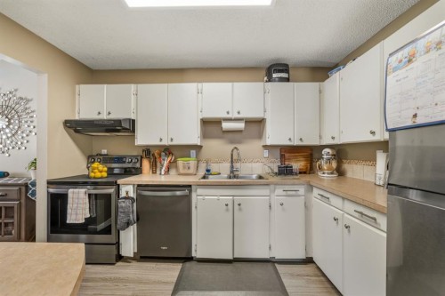 20 Columbia Bay West, Lethbridge, AB - Indoor Photo Showing Kitchen With Double Sink