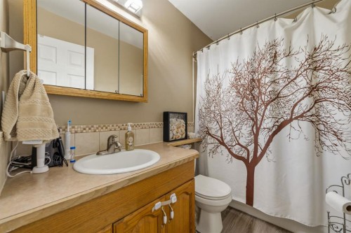 20 Columbia Bay West, Lethbridge, AB - Indoor Photo Showing Bathroom