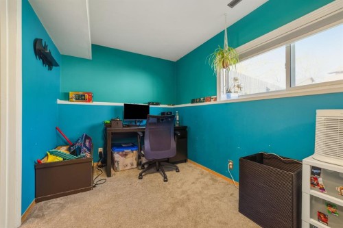 20 Columbia Bay West, Lethbridge, AB - Indoor