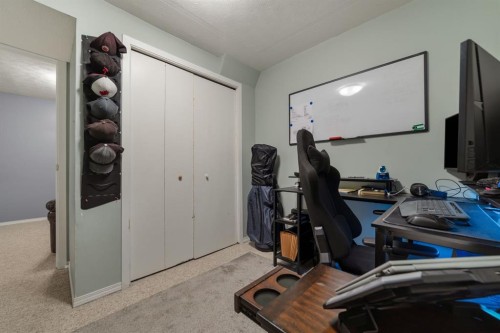 20 Columbia Bay West, Lethbridge, AB - Indoor
