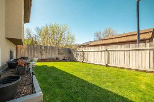 20 Columbia Bay West, Lethbridge, AB - Outdoor