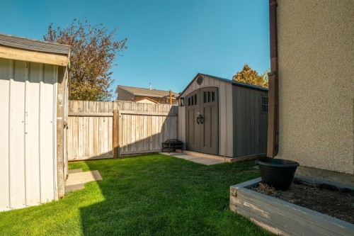 20 Columbia Bay West, Lethbridge, AB - Outdoor
