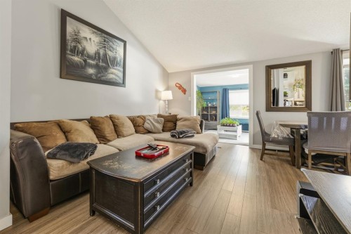 20 Columbia Bay West, Lethbridge, AB - Indoor Photo Showing Living Room