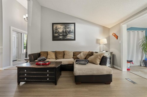 20 Columbia Bay West, Lethbridge, AB - Indoor Photo Showing Living Room