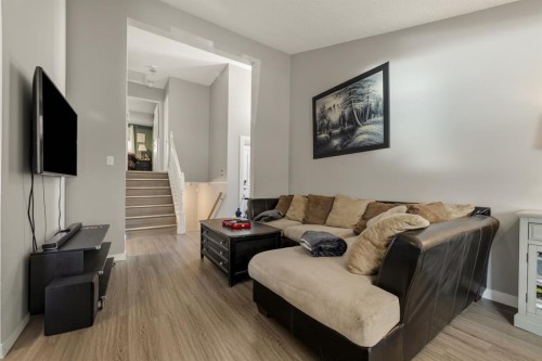 20 Columbia Bay West, Lethbridge, AB - Indoor Photo Showing Living Room