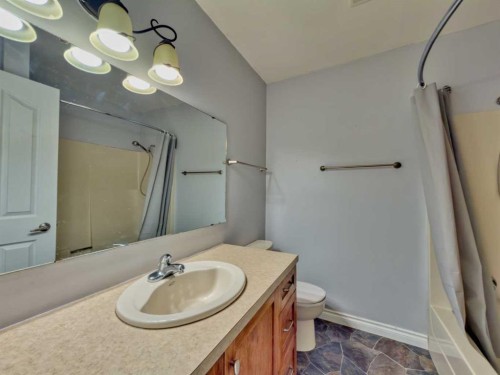 13553 18 Avenue, Blairmore, AB - Indoor Photo Showing Bathroom