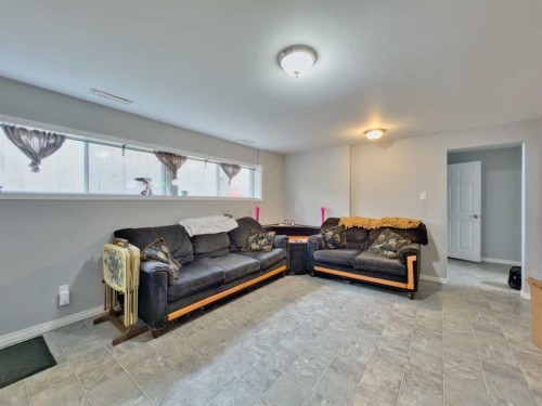 13553 18 Avenue, Blairmore, AB - Indoor Photo Showing Living Room