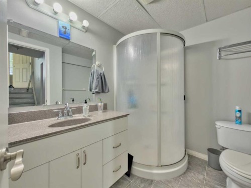 13553 18 Avenue, Blairmore, AB - Indoor Photo Showing Bathroom