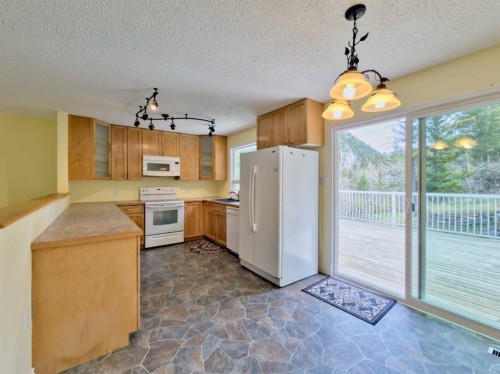 13553 18 Avenue, Blairmore, AB - Indoor Photo Showing Kitchen
