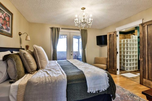 203 Ryerson Road West, Lethbridge, AB - Indoor Photo Showing Bedroom