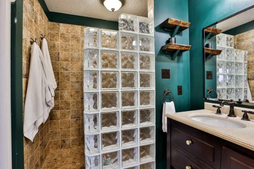203 Ryerson Road West, Lethbridge, AB - Indoor Photo Showing Bathroom