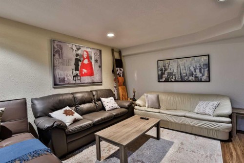 203 Ryerson Road West, Lethbridge, AB - Indoor Photo Showing Living Room