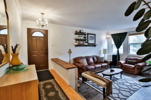 203 Ryerson Road West, Lethbridge, AB - Indoor Photo Showing Living Room